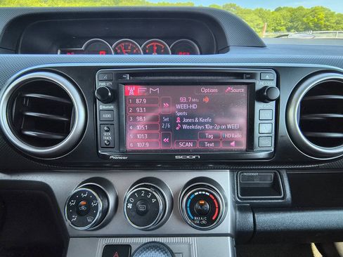 Used 2015 Scion xB FWD image 14
