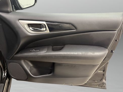 Used 2020 Nissan Pathfinder S image 27