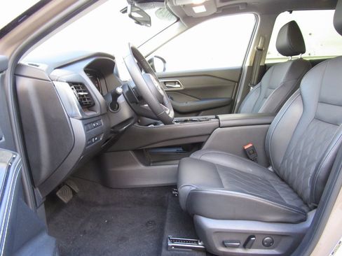 Used 2024 Nissan Rogue Platinum w/ Platinum Premium Package image 10