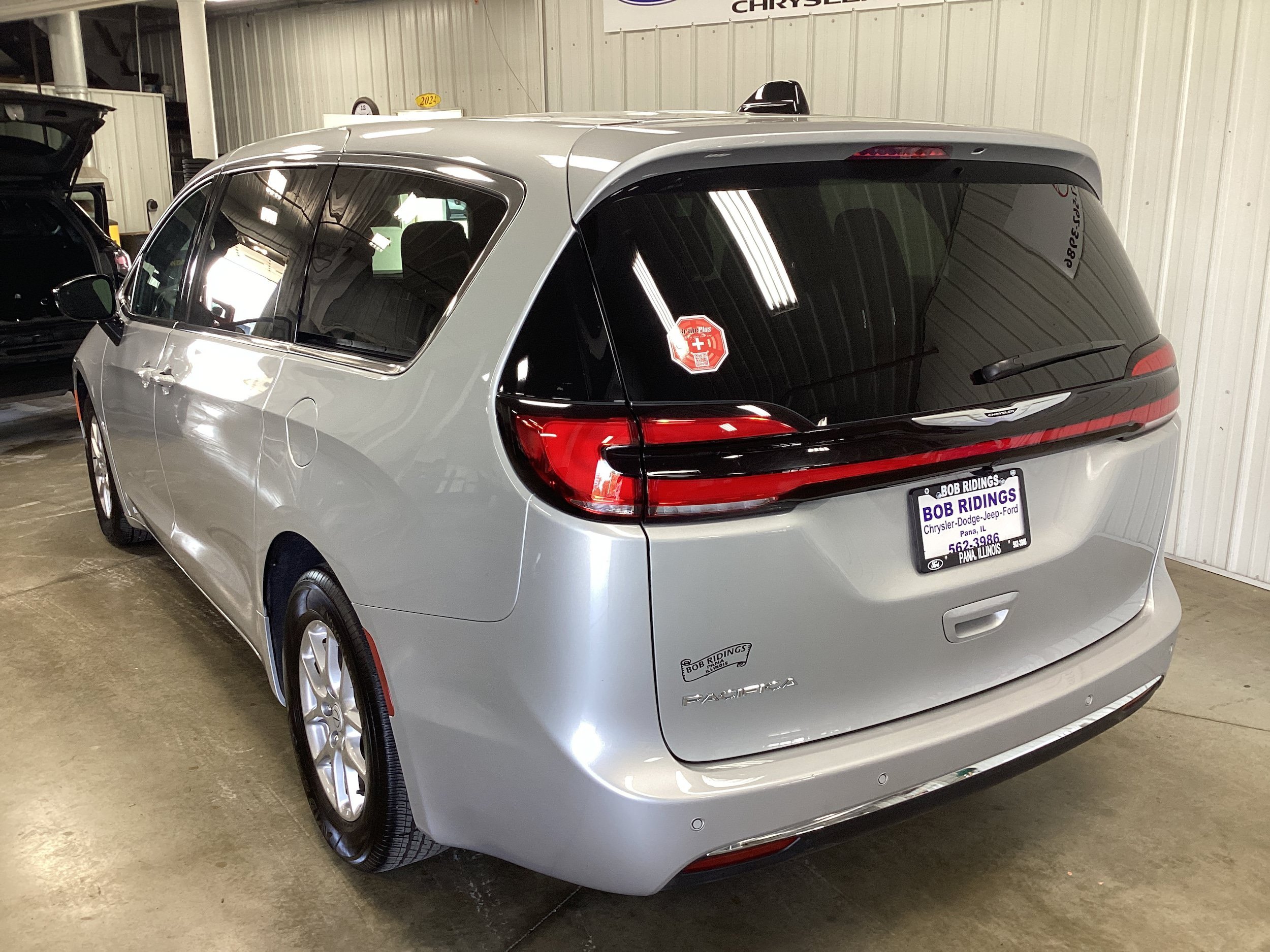 Used 2026 Chrysler Pacifica Select FWD image 3