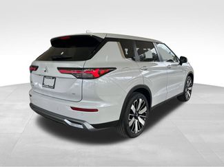 New 2026 Mitsubishi Outlander SE video 3