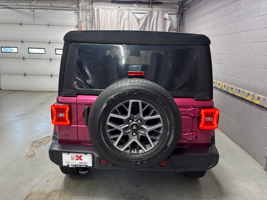 Used 2024 Jeep Wrangler Unlimited Sahara AWD/4WD image 23