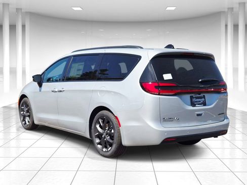 New 2026 Chrysler Pacifica Limited w/ Uconnect Theater Family Group FWD image 5