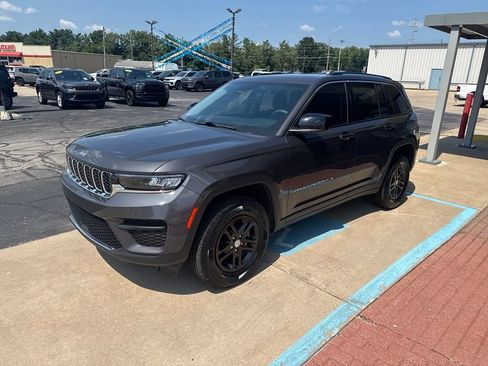 Used 2023 Jeep Grand Cherokee Laredo w/ Luxury Tech Group I AWD/4WD image 34