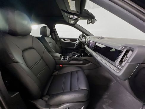 New 2026 Porsche Cayenne Base image 30