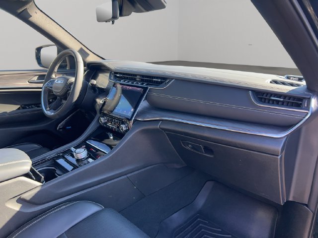 Used 2023 Jeep Grand Cherokee Overland w/ Luxury Tech Group IV AWD/4WD image 29