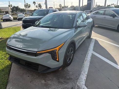 Certified 2025 Kia K4 FWD image 1