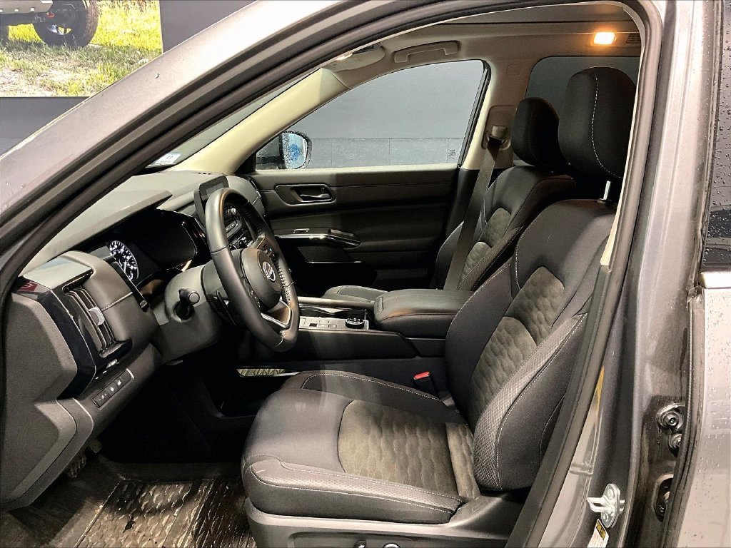 Used 2025 Nissan Pathfinder SV w/ SV Premium Package AWD/4WD image 7