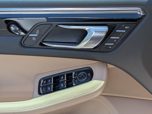 Certified 2025 Porsche Macan AWD/4WD image 23