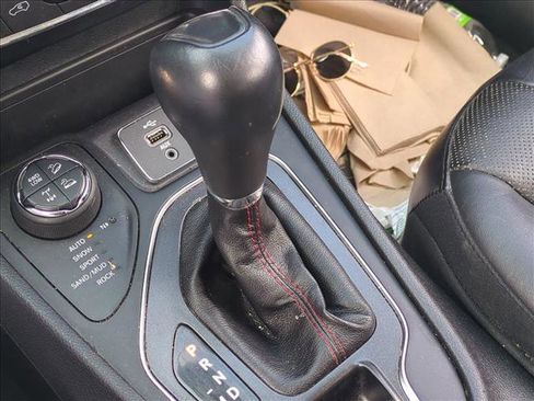 Used 2019 Jeep Cherokee Trailhawk image 13