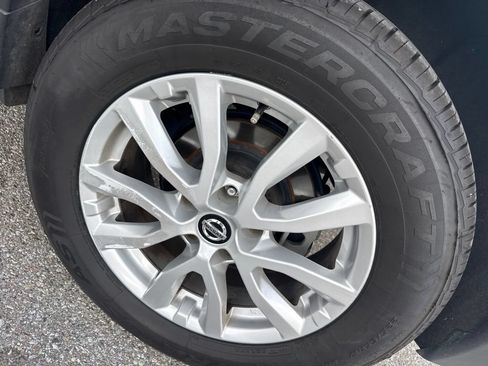 Used 2018 Nissan Rogue SV FWD image 12
