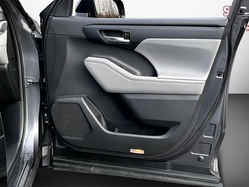 Used 2023 Toyota Highlander XLE image 28