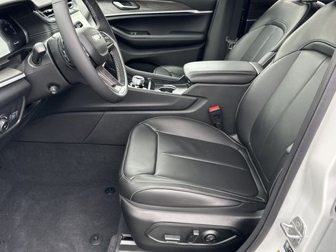 New 2025 Jeep Grand Cherokee L Limited image 9