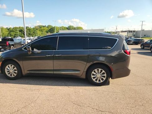 Used 2018 Chrysler Pacifica Touring-L FWD image 9