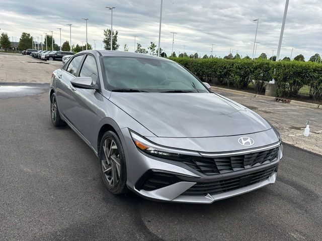 Used 2025 Hyundai Elantra Limited FWD image 3