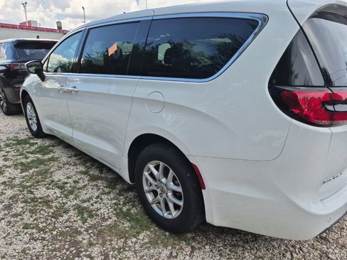 Used 2023 Chrysler Pacifica Touring-L FWD image 2