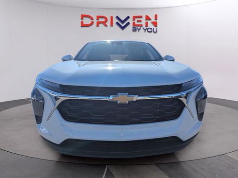 Used 2025 Chevrolet Trax LS w/ LS Convenience Package image 9