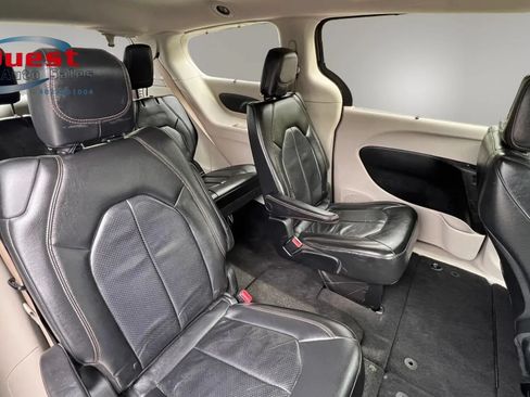 Used 2018 Chrysler Pacifica Touring-L FWD image 13