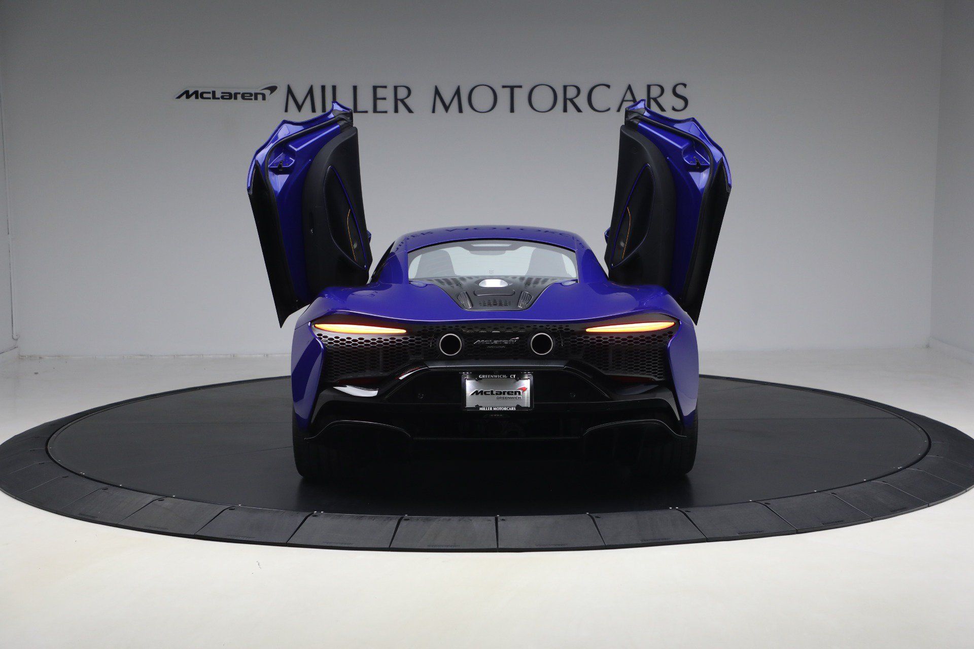 Used 2024 McLaren Artura RWD image 17