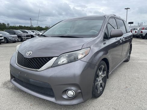 Used 2014 Toyota Sienna SE w/ SE Premium Package w/Entune image 8