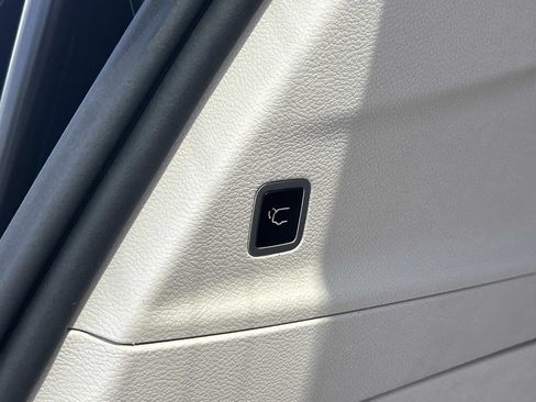 Used 2023 Chrysler Pacifica Touring-L FWD image 17