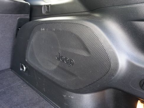 Used 2019 Jeep Cherokee Limited image 9