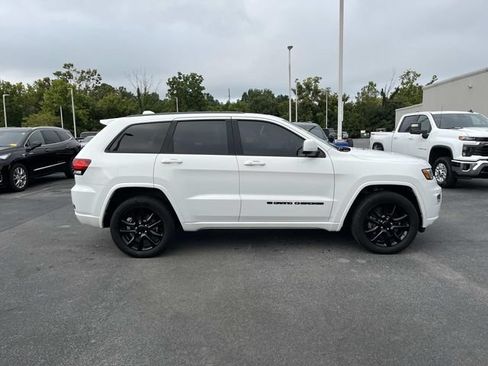 Used 2022 Jeep Grand Cherokee Laredo X AWD/4WD image 2