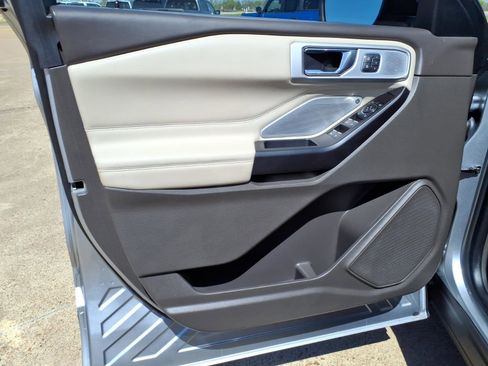 Used 2020 Ford Explorer Platinum w/ Premium Technology Package image 22