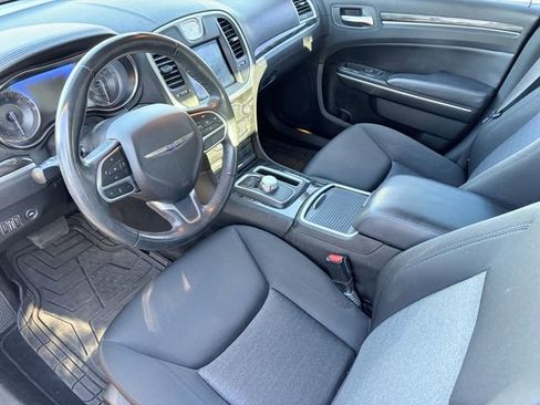 Used 2019 Chrysler 300 Touring w/ Chrome Appearance Package image 5