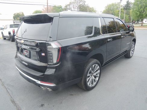 Used 2025 Chevrolet Suburban High Country AWD/4WD image 11