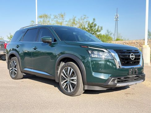 Used 2025 Nissan Pathfinder Platinum FWD image 7