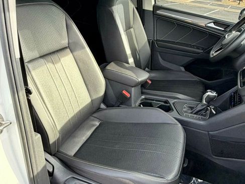 Used 2022 Volkswagen Tiguan SE w/ Panoramic Sunroof Package image 15