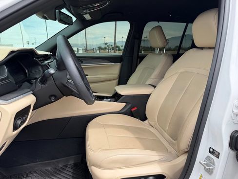 Used 2023 Jeep Grand Cherokee Limited w/ Luxury Tech Group II AWD/4WD image 5