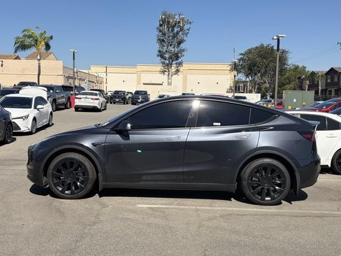 Used 2024 Tesla Model Y Long Range AWD/4WD image 2
