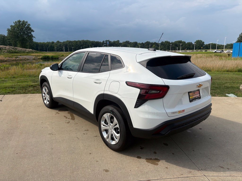 Used 2025 Chevrolet Trax LS FWD image 7
