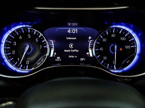 Used 2023 Chrysler Pacifica Limited image 37