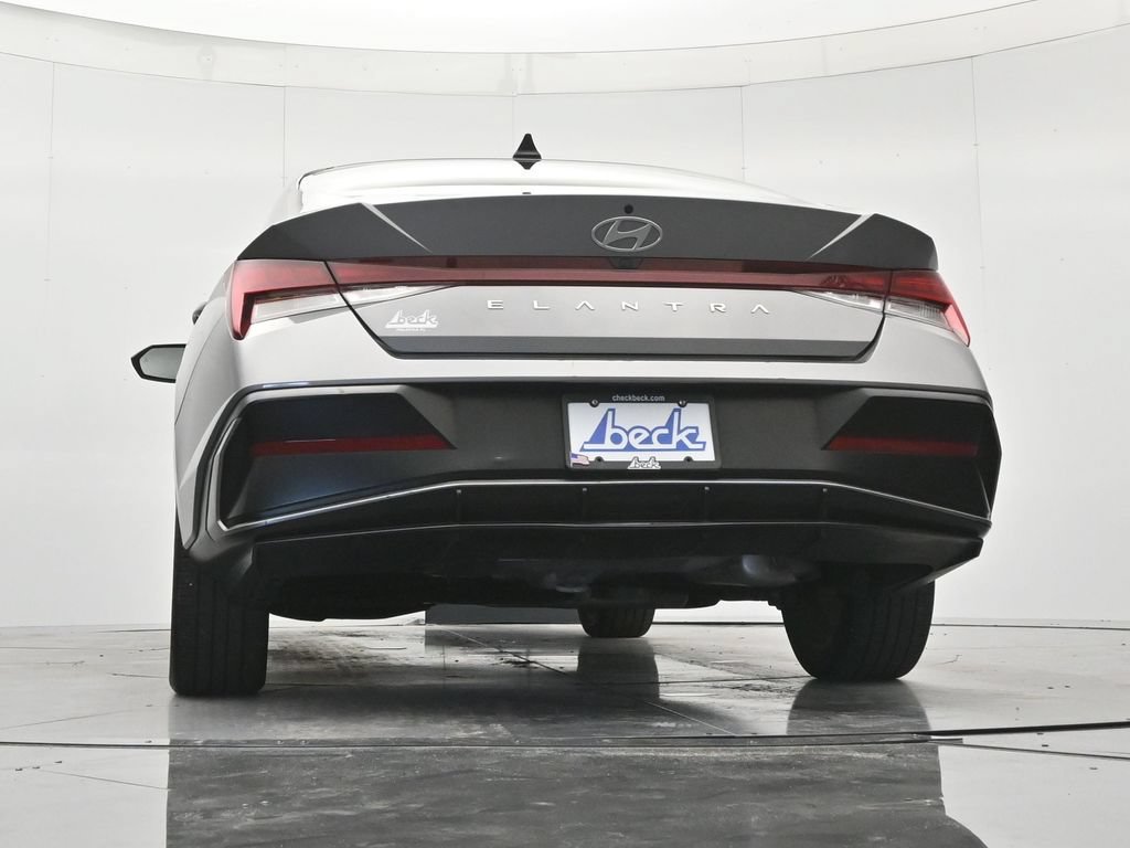 Used 2025 Hyundai Elantra SEL FWD image 42
