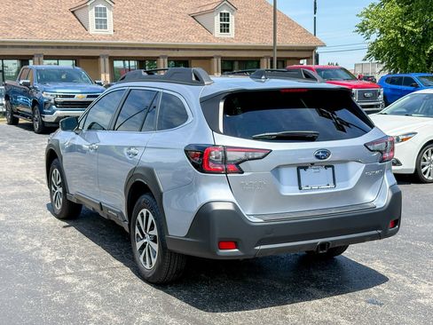 Used 2025 Subaru Outback Premium AWD/4WD image 12