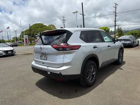 Used 2024 Nissan Rogue S FWD image 3