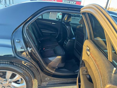 Used 2019 Chrysler 300 Limited image 10