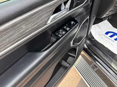 Used 2022 Jeep Wagoneer Series III w/ Premium Group I AWD/4WD image 11
