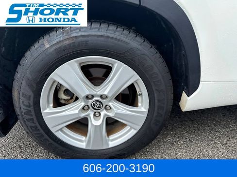 Used 2021 Toyota Highlander LE AWD/4WD image 6