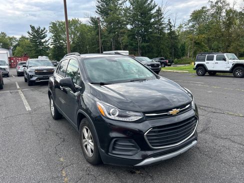 Used 2019 Chevrolet Trax LT w/ LT Convenience Package FWD image 3