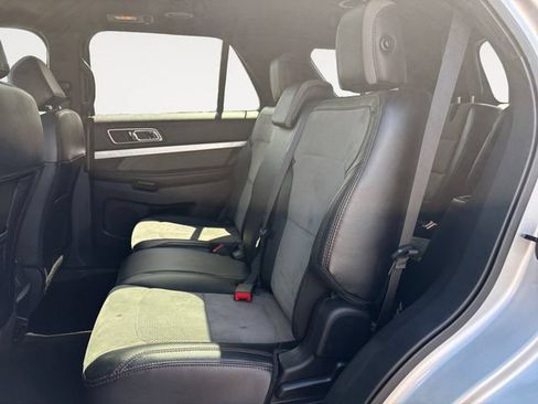 Used 2017 Ford Explorer XLT w/ Equipment Group 202A AWD/4WD image 13