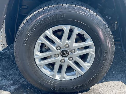 Certified 2022 Toyota Tundra SR5 w/ SR5 Convenience Package AWD/4WD image 15