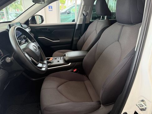 Used 2022 Toyota Highlander L FWD image 10