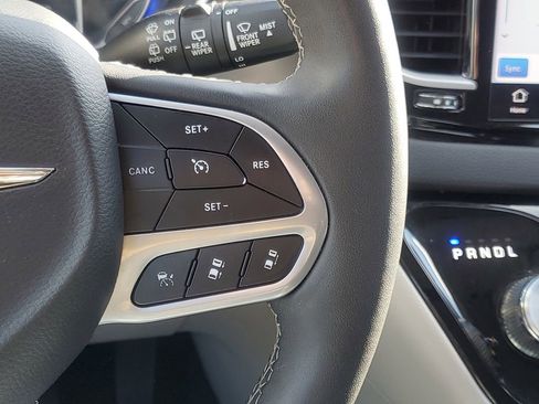 Used 2024 Chrysler Pacifica Touring-L image 21