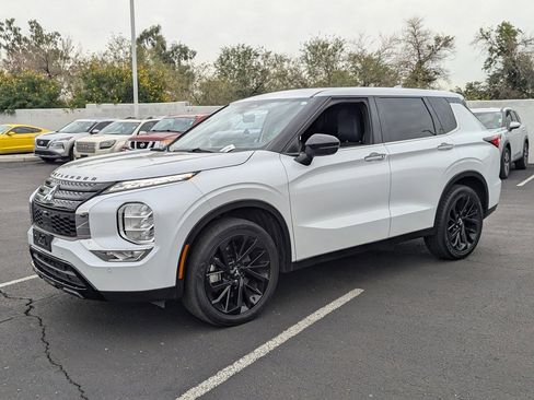 Used 2023 Mitsubishi Outlander SE Black Edition image 2