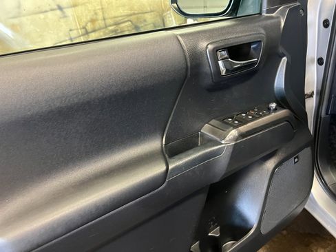 Used 2017 Toyota Tacoma TRD Sport image 36