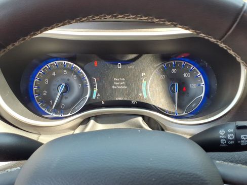 Used 2024 Chrysler Pacifica Touring-L FWD image 22